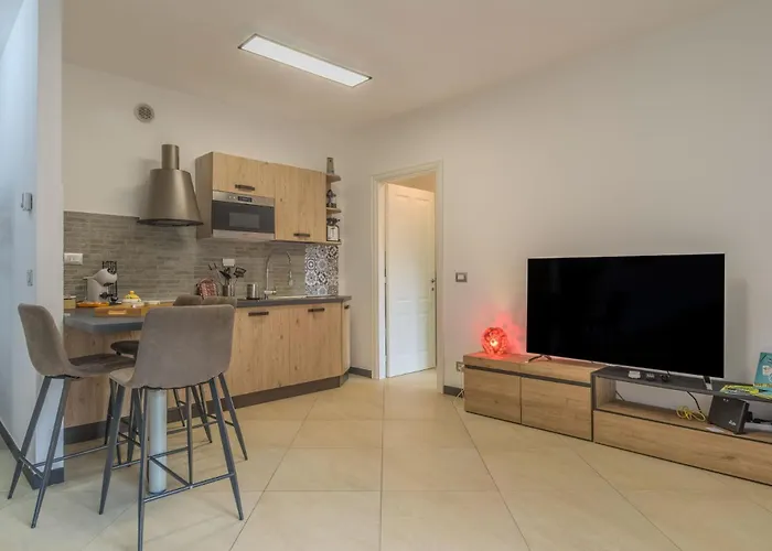 Rivierarent 84 House Finale Ligure